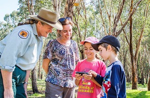 Kids with a ranger enjoying a Discovery tour. Credit: Simone Cottrell/RBG © Simone Cottrell/RBG