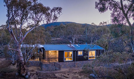 Creel Bay cottage exterior, set amongst bushland in the Thredbo-Perisher area of Kosciuszko National Park. Photo © Murray Vanderveer