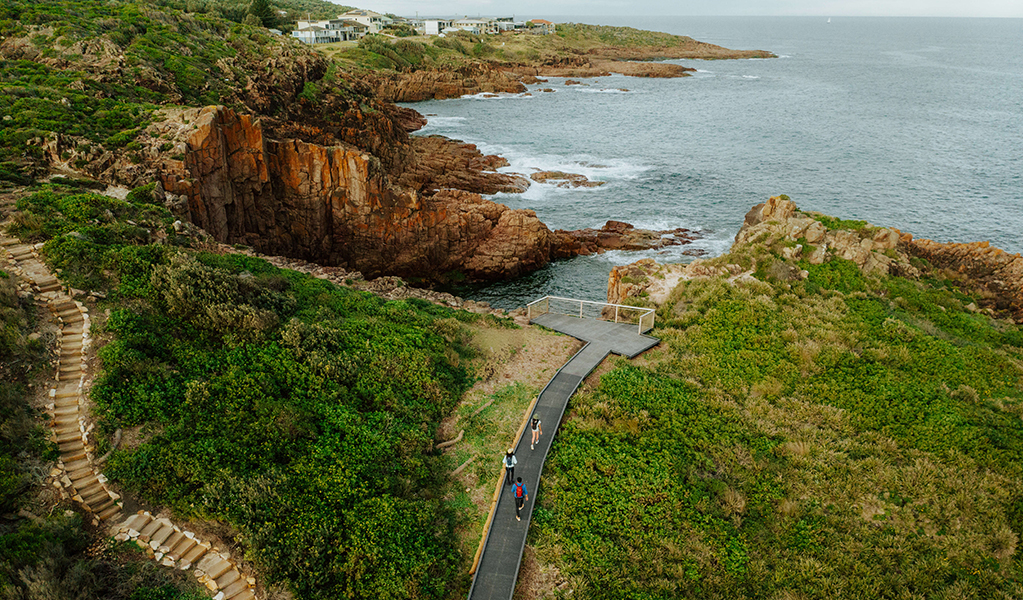 Aerial photo of walkers approaching the lookout platform at Iris Moore picnic area. Credit: Daniel Parsons © Daniel Parsons